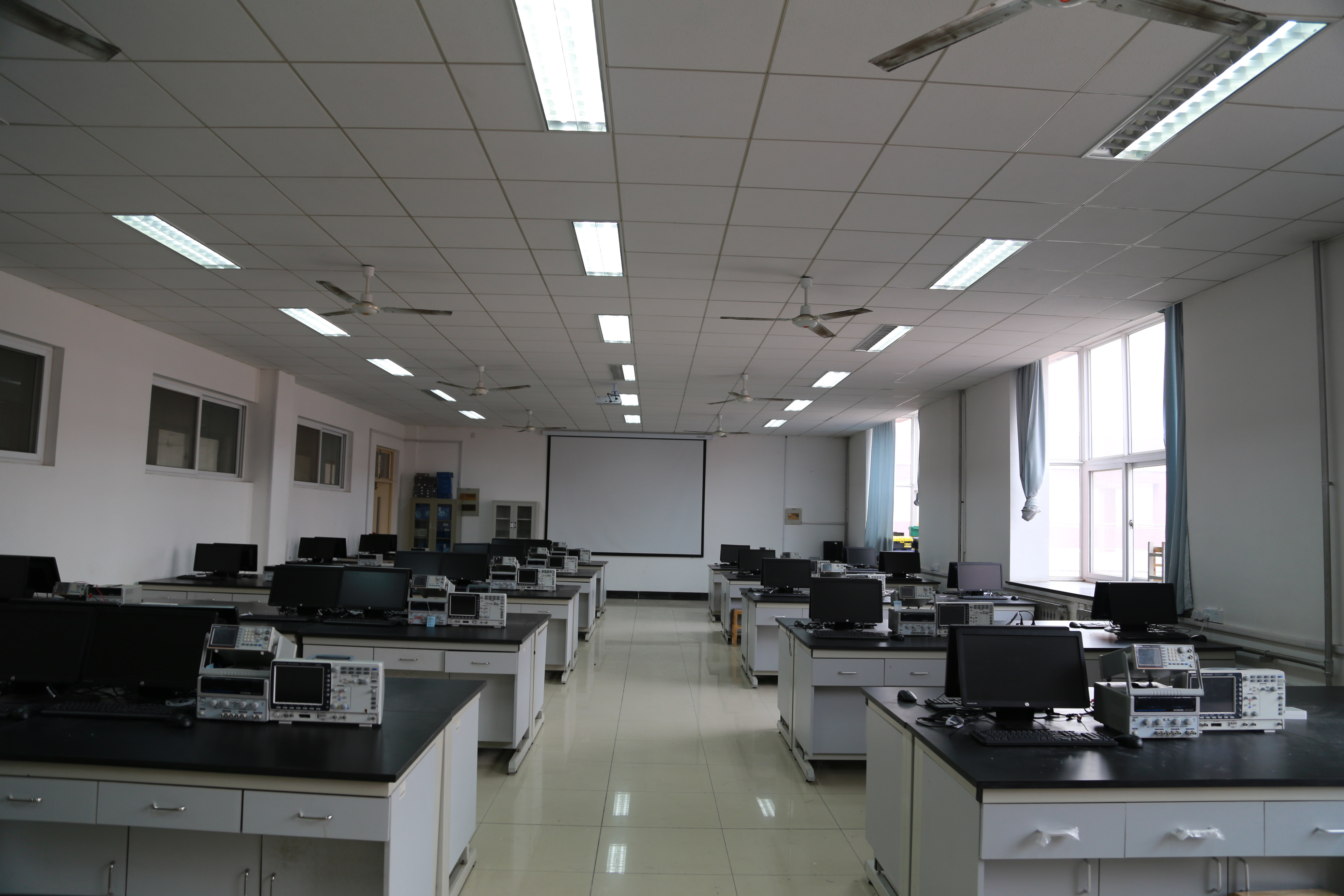 现代电子技术实验室简介